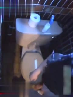 波嫩乳少女失恋酒吧独饮买醉，结果在厕所惨遭猥琐男捡尸